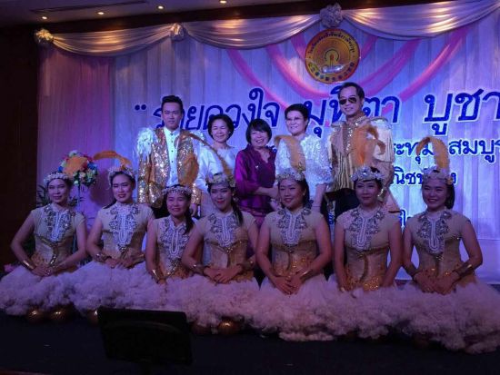 中文老師們用精彩節(jié)目送別退休老師