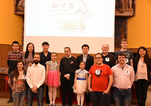 評委和參賽選手合影留念(西班牙《歐華報》/劉暢