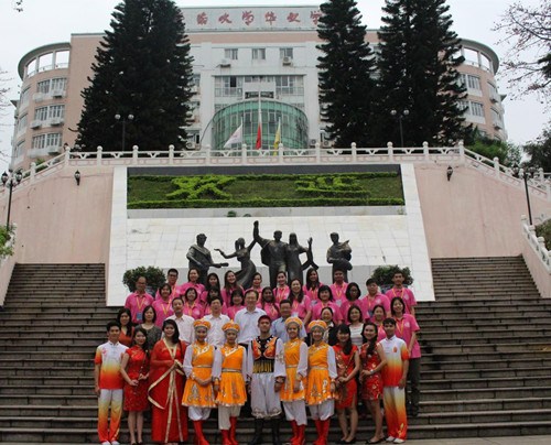 全體學(xué)員和老師們在“五洲學(xué)子”銅像前合影留念
