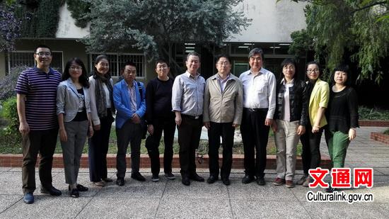 姜江大使和全體老師在孔子花園合影留念