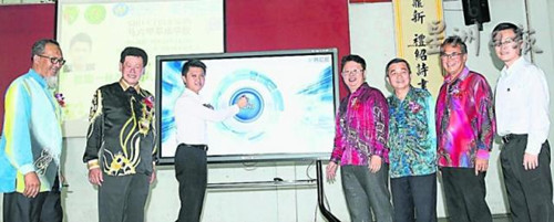 張盛聞(左三)為革成學校智能一體機主持啟用禮;左一起為羅斯蘭及蘇亞龍;右一起為林瑞富、楊全進、歐良選及彭飛云。(馬來西亞《星洲日報》)