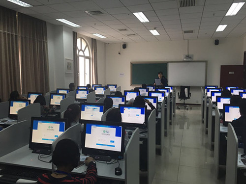 圖為主考宣讀考試指導(dǎo)語