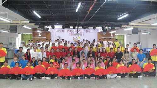 儀式結(jié)束合影留念