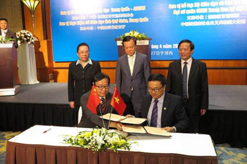 貴州省委書記陳敏爾(后排中)、中國駐越南大使館公參郗慧(后排左)等見證黔越高校合作交流簽約儀式。(攝影:中國日?qǐng)?bào)記者王?。?/