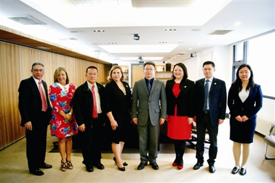 巫俊輝(左三)攜巴拿馬大學(xué)高層到訪孔子學(xué)院總部和國家漢辦時的合照。圖片由巫俊輝提供