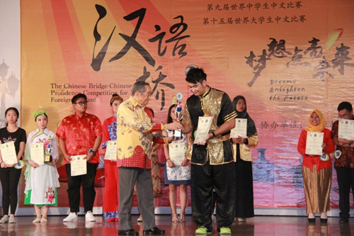 鄭年錦為獲得大學(xué)組一等獎(jiǎng)選手頒獎(jiǎng)。(圖:陳寧潔、武麗娟提供)