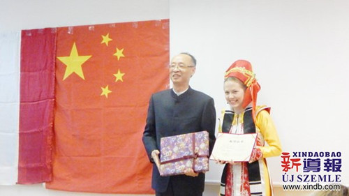 駐匈使館教育組負責人吳華為一等獎選手李可頒發(fā)證書及獎品。