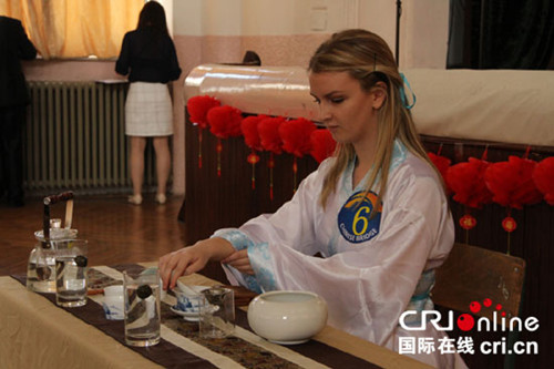 參賽學生現(xiàn)場表演茶道