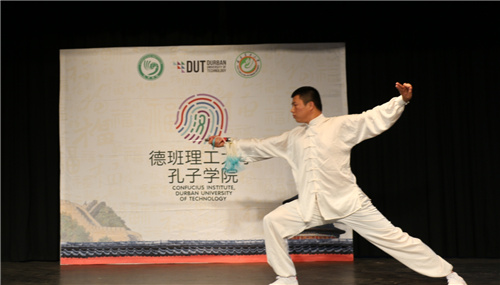 行云流水的“太極劍”表演(圖片來(lái)源:德班孔子學(xué)院)
