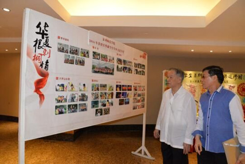 陳永栽博士和黃端銘常務副主席觀看展板