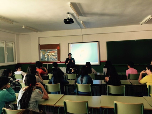 萊昂大學孔子學院走進錫斯鐵納中學