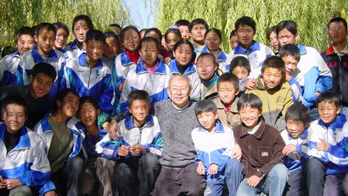 邵中權(quán)參訪中國學(xué)校