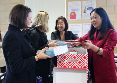 邢超代表總領(lǐng)館向海格小學(xué)贈(zèng)書(shū)中英文圖書(shū)