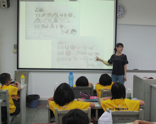 趣味漢語(yǔ)1班蔡黎雯老師和營(yíng)員們