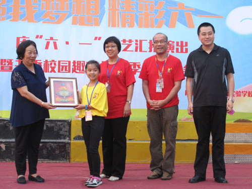 營(yíng)員和領(lǐng)隊(duì)老師向徐校長(zhǎng)贈(zèng)送禮物