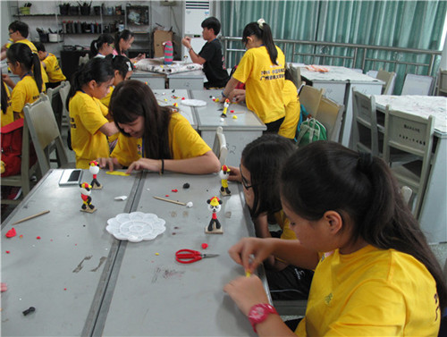 營員們在制作小熊貓