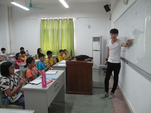 營員們在學(xué)習(xí)認(rèn)識(shí)樂譜