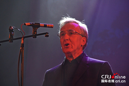 外國(guó)友人演唱中國(guó)歌曲《月之故鄉(xiāng)》。