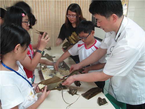 師傅在指導大家包粽子