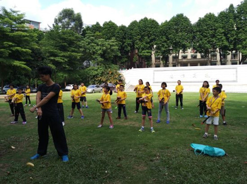 姚燦波老師在示范雙節(jié)棍動(dòng)作