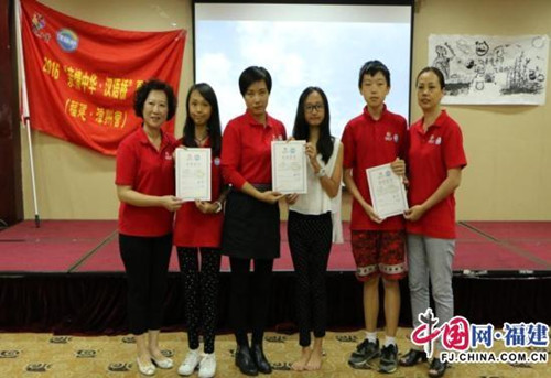 漳州市僑聯(lián)分別向營員們頒發(fā)結業(yè)證書