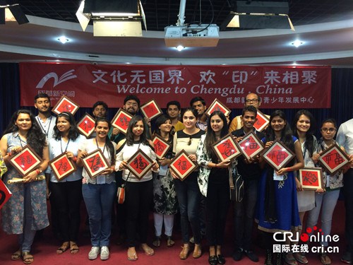 成員集體展示自己的書(shū)法作品