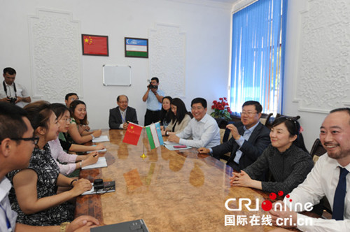 2016年5月,孫立杰大使和上外楊力副校長(zhǎng)跟孔院中國教師座談