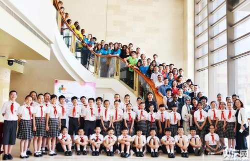 部分嘉賓、領(lǐng)導(dǎo)、演職人員大合影