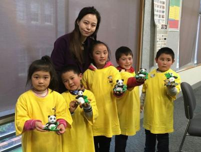 黃丹老師教同學(xué)們手工藝品制作