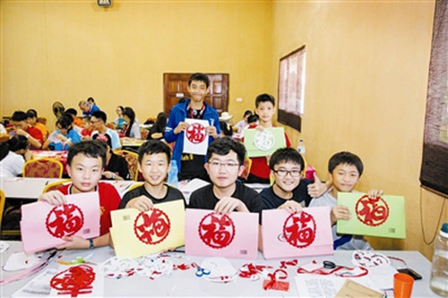 營員們展示剪紙作品。