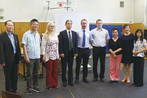 嘉賓在保爾·欣德米特學(xué)校合影。(《歐洲時報》德國版/張喬楠