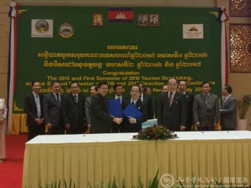 謝莫尼勒和才昆龍交換簽署的備忘錄