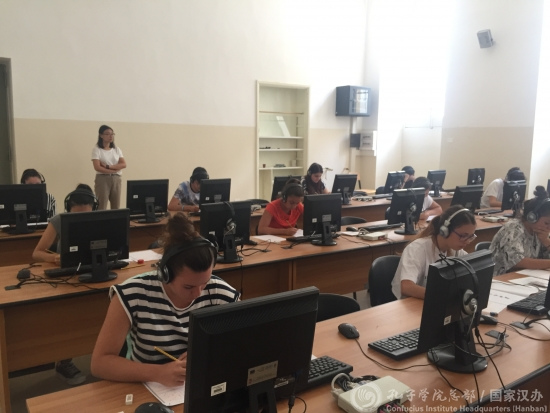 HSK一級(jí)考試現(xiàn)場(chǎng),考生正進(jìn)行聽力測(cè)試