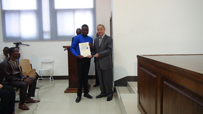 劉存孝為漢語(yǔ)水平考試合格者頒發(fā)證書(shū)