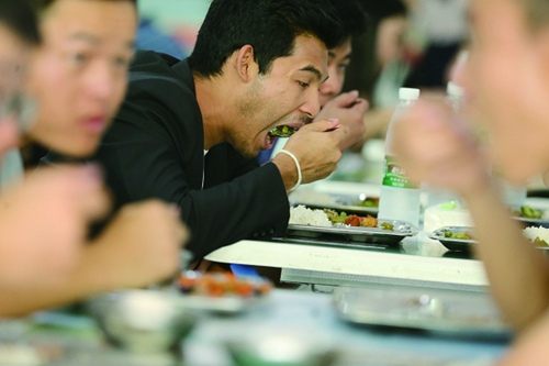 希塔愛吃魚香肉絲和不放花椒的烤魚。