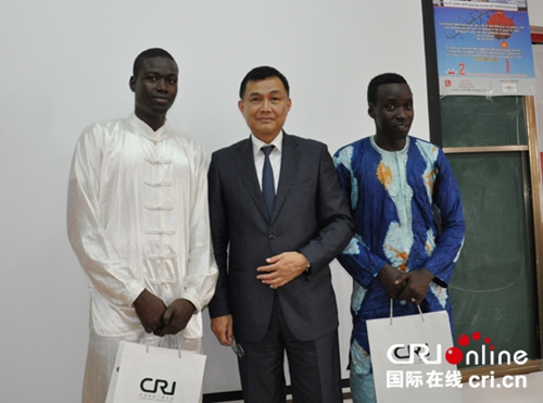 張迅為兩個組別的冠軍頒獎