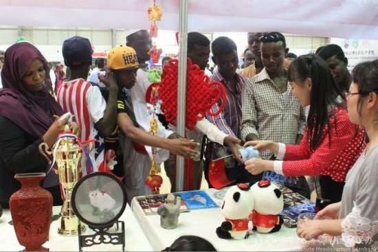 孔子學(xué)院的中國(guó)文物工藝品展位