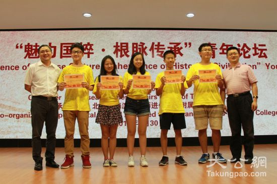 同學(xué)們喜獲獎狀。大公報記者江鑫嫻攝