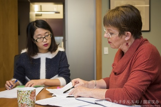 漢語教師為惠靈頓市長輔導(dǎo)漢語