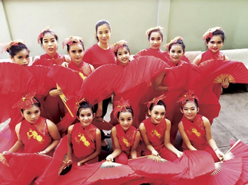 李莉與表演《扇舞中國紅》的營員們合影