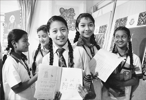 尼泊爾學(xué)生展示自己書寫的中文句子和名字。(苑基榮