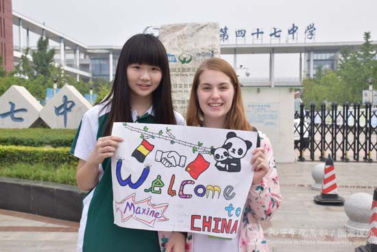 和中國學生一起畫畫