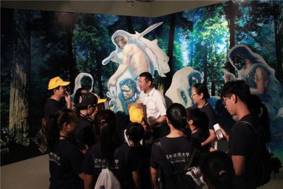 “中國(guó)尋根之旅”夏令營(yíng)——“甌越文化營(yíng)”師生們赴溫州博物館參觀學(xué)習(xí)。