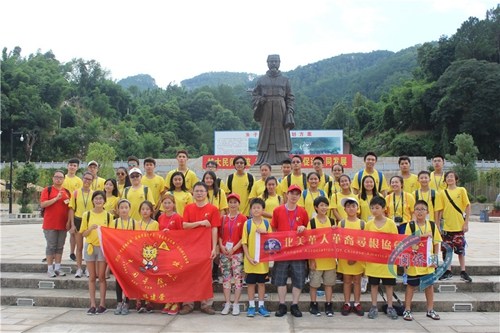 營(yíng)員們?cè)谥熳铀芟袂昂嫌?/