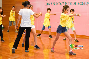 華裔青少年表演中國(guó)武術(shù)。中國(guó)青年網(wǎng)通訊員