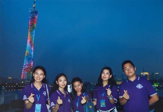 學(xué)員們?cè)谥榻虾嫌傲裟?/