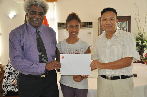 向獎學金獲得者頒發(fā)錄取通知書