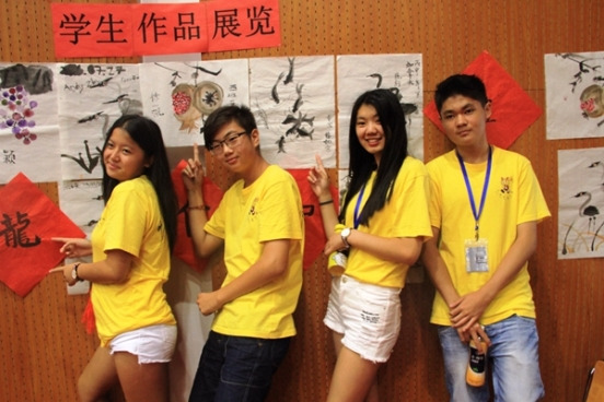 小營(yíng)員展示書(shū)畫(huà)作品