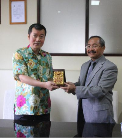 蘇阿斯蒂卡校長(zhǎng)向胡銀全贈(zèng)送紀(jì)念品