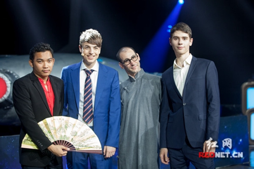 舞臺上的曾子儒(最右)